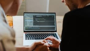 Ausbildung zum Informatiker/in EFZ - Arbeitssituation, Lohn und Weiterbildungen, Schnupperlehren und freie Lehrstelle für 2026 finden. Informatiker/in EFZ
